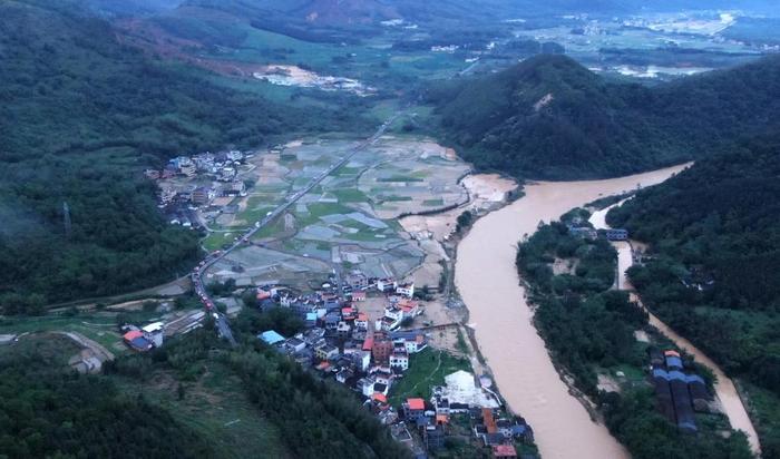 4月21日,洪水过境后的广东省韶关市武江区多田村。新华社记者 卢汉欣 摄
